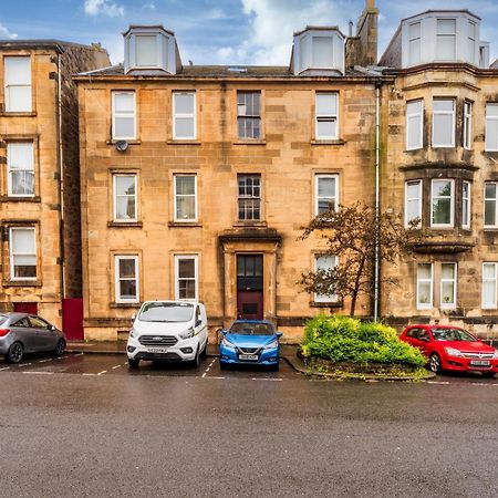 Cosy Retreat - Charming 2-Bed Apartment Greenock Bagian luar foto