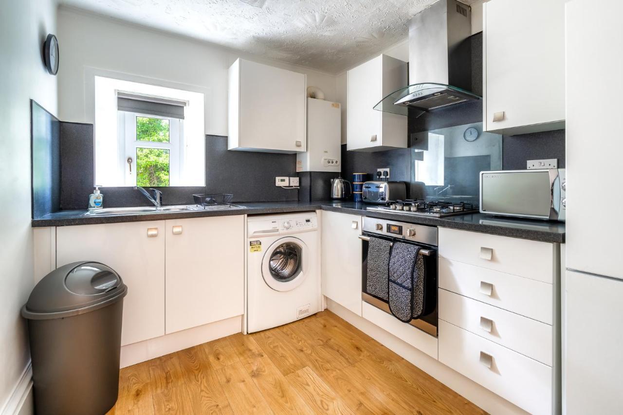Cosy Retreat - Charming 2-Bed Apartment Greenock Bagian luar foto