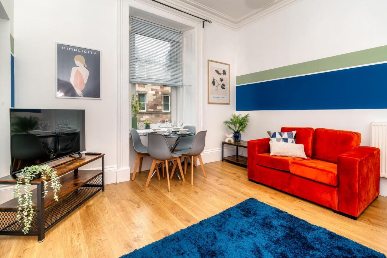 Cosy Retreat - Charming 2-Bed Apartment Greenock Bagian luar foto