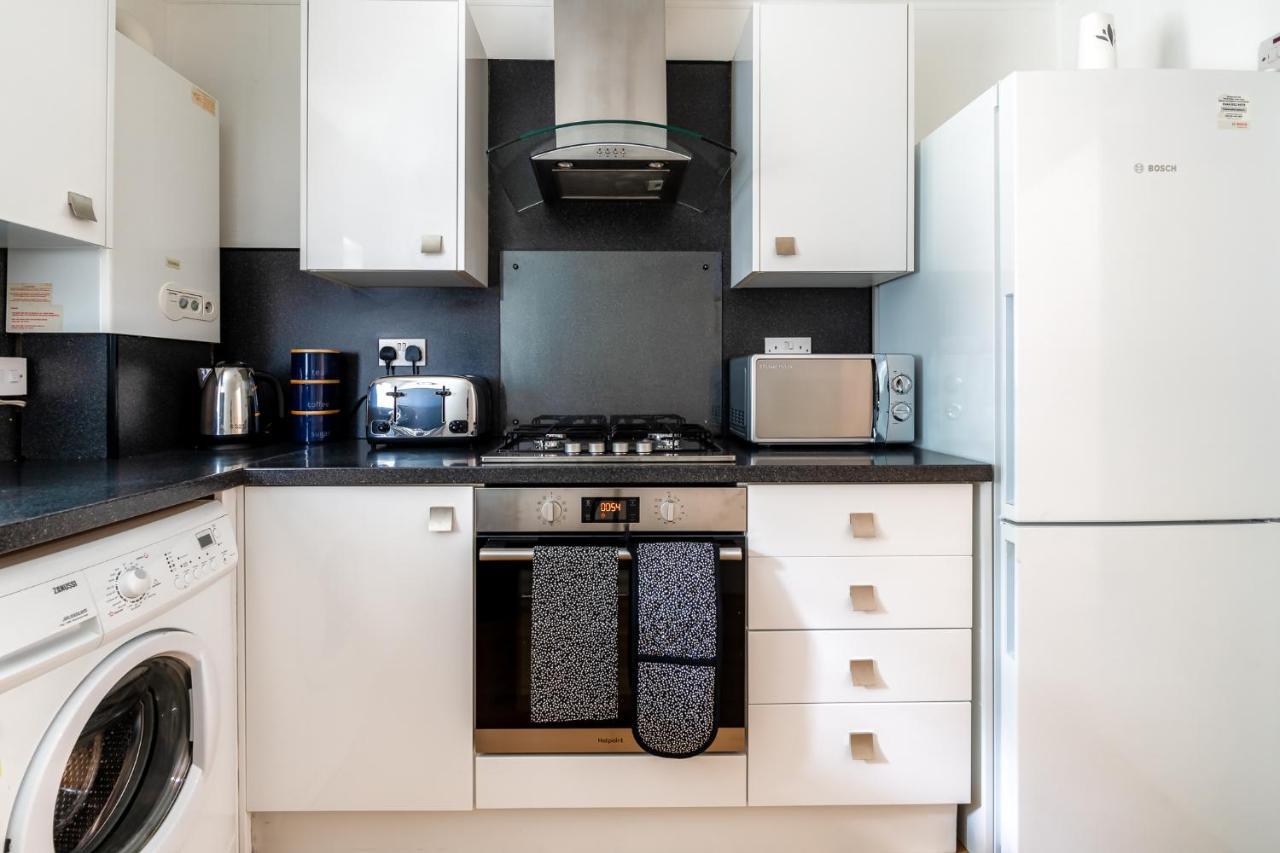 Cosy Retreat - Charming 2-Bed Apartment Greenock Bagian luar foto