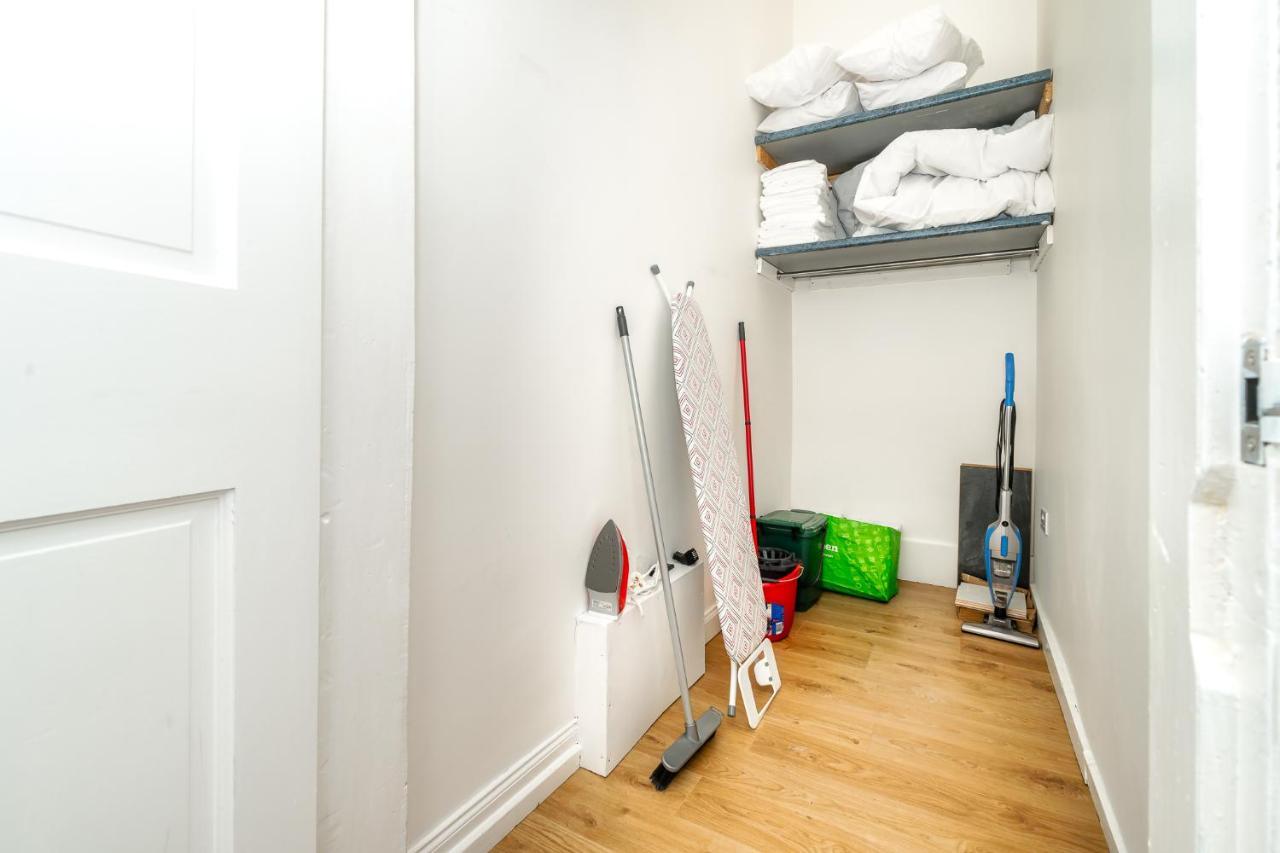 Cosy Retreat - Charming 2-Bed Apartment Greenock Bagian luar foto