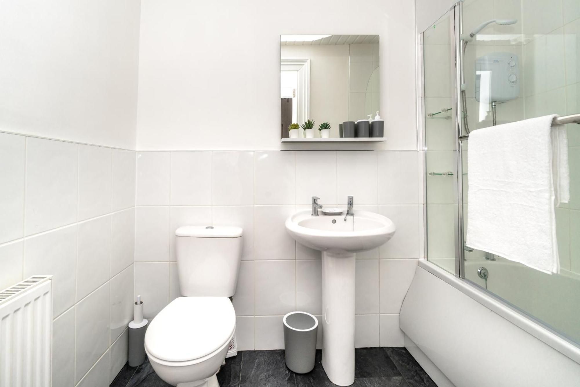 Cosy Retreat - Charming 2-Bed Apartment Greenock Bagian luar foto
