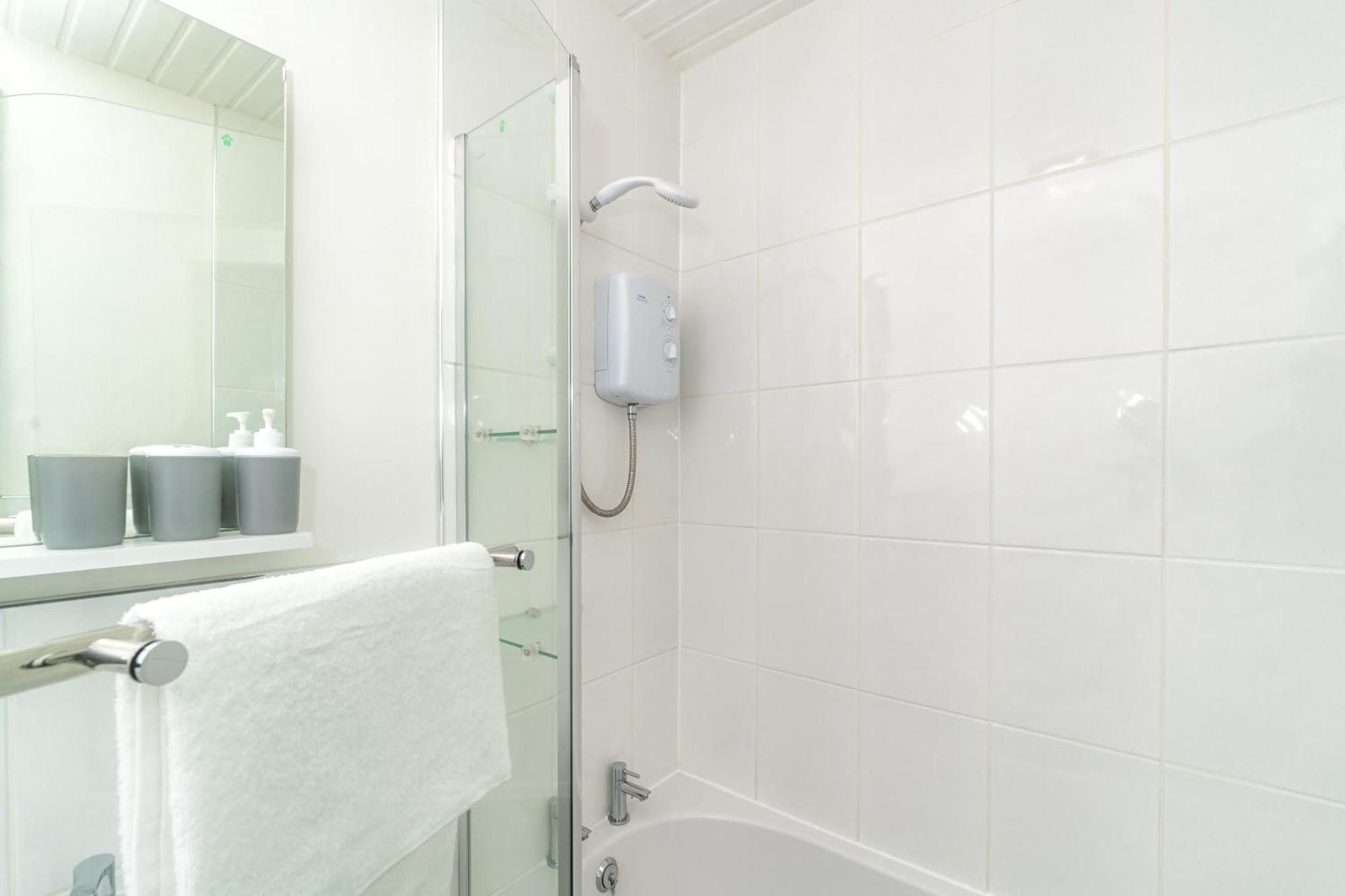 Cosy Retreat - Charming 2-Bed Apartment Greenock Bagian luar foto
