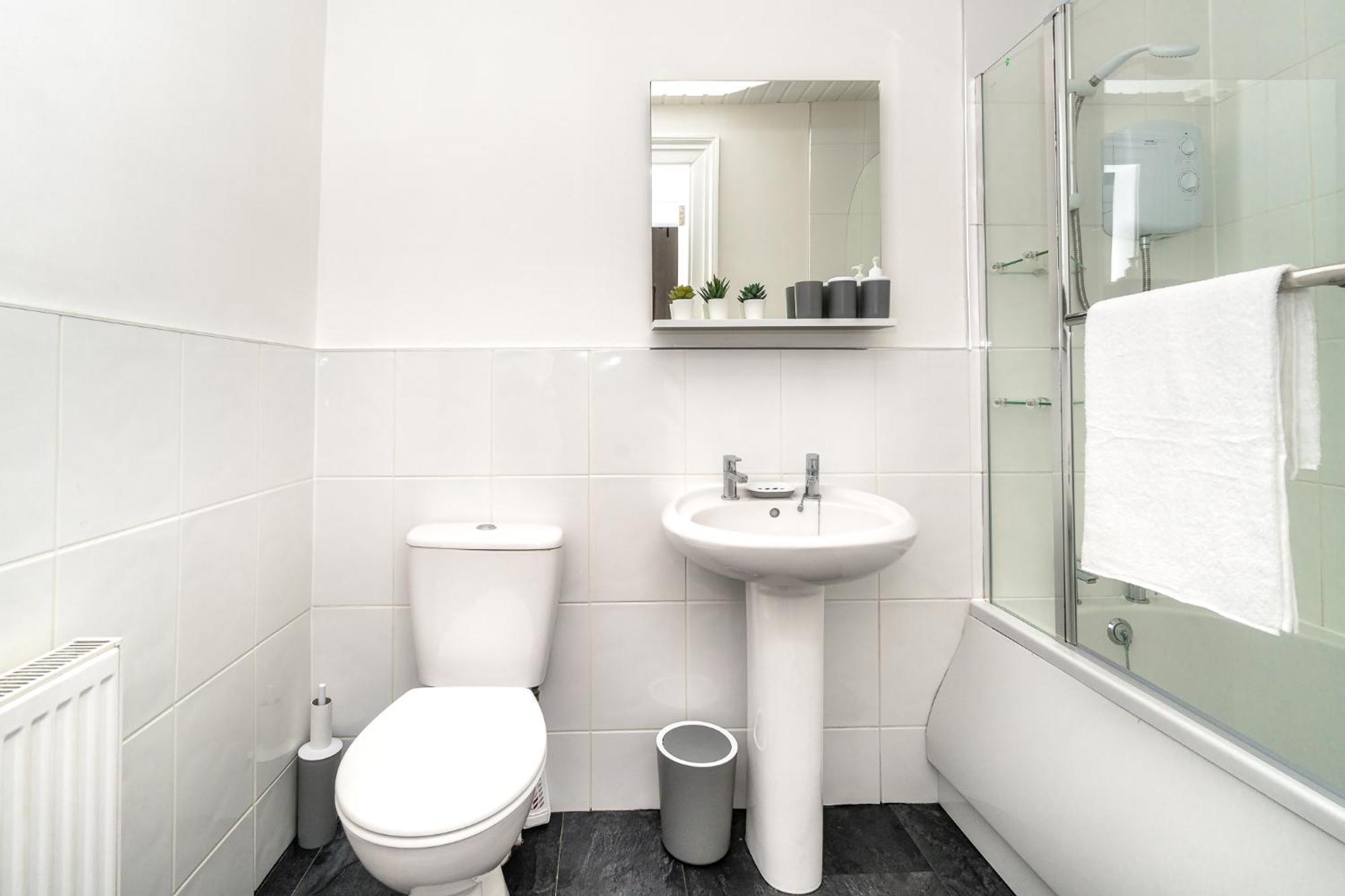 Cosy Retreat - Charming 2-Bed Apartment Greenock Bagian luar foto