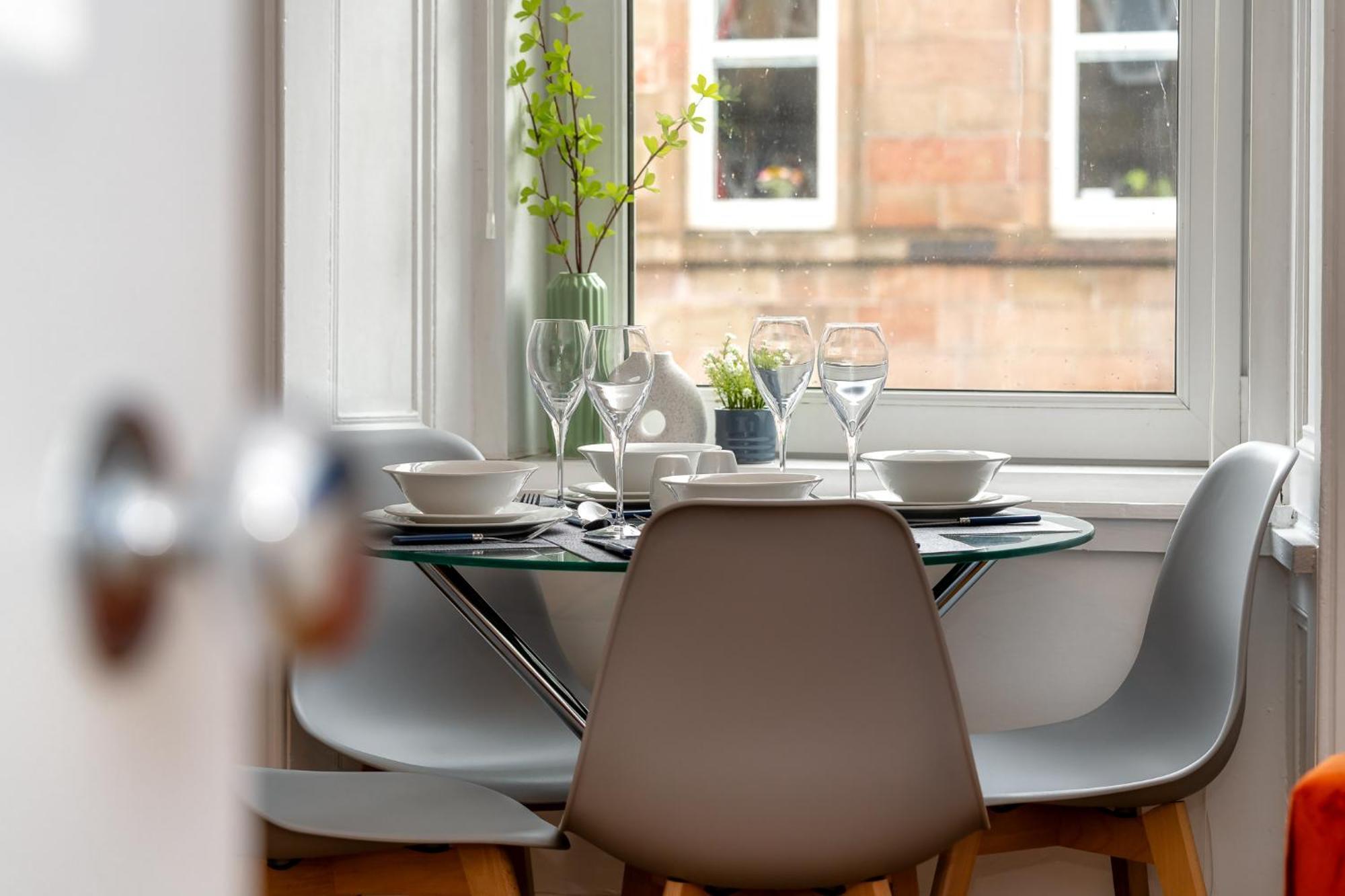 Cosy Retreat - Charming 2-Bed Apartment Greenock Bagian luar foto