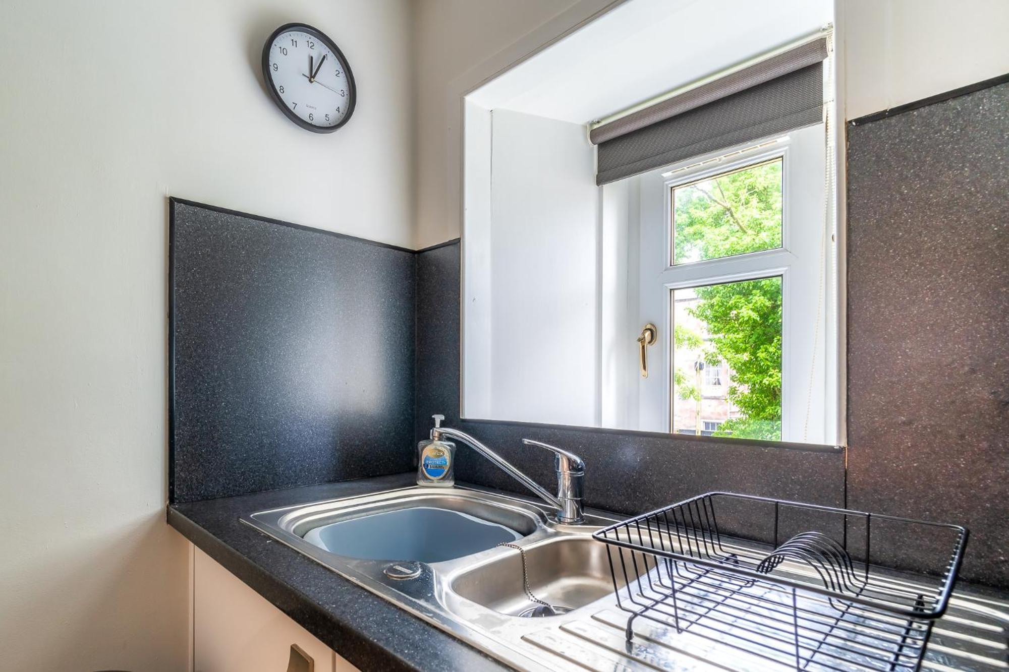 Cosy Retreat - Charming 2-Bed Apartment Greenock Bagian luar foto